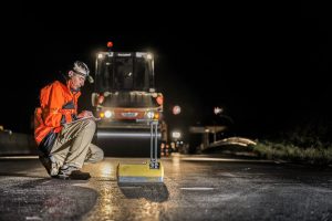 Mesures de densité des enrobés au gammadensimètre lors d'un chantier de nuit