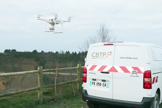 Drone en vol près du camion Laboratoire CBTP