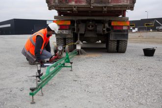 Essai de déflexions pour des mesures de déformabilité des couches de formes traitées avec un liant hydraulique