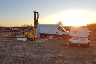 Essai au pénétromètre lourd sur chantier avec levé du soleil