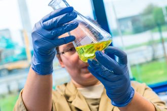 Essai en laboratoire chimie avec du réactif