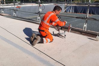 Essai de glissance sur chantier en bord de piscine au pendule SRT