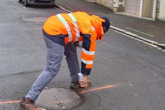 Technicien réalisant un marquage-piquetage