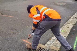 Technicien réalisant un marquage-piquetage