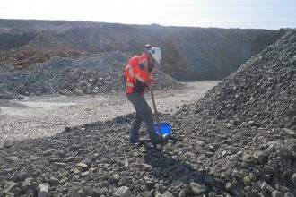 Prélevement de granulats en carrière avant analyse en laboratoire