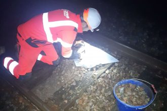 Prélevement de nuit de ballast sur voie selon le protocole SNCF par un technicien de Laboratoire CBTP