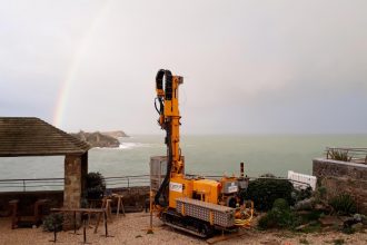 sondeuse Ecofore sur chantier face mer avec arc en ciel