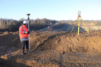 Technicien utilisant une station totale