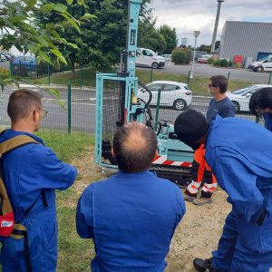 Un technicien explique le fonctionnement en extérieur d'un pénétromètre dynamique
