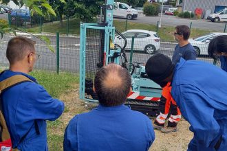 Un technicien explique le fonctionnement en extérieur d'un pénétromètre dynamique