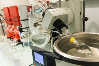 Évaporateur rotatif dans le laboratoire chimie. But : distiller rapidement un solvant