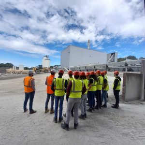 Visite d'un poste d'enrobé avec un groupe d'élèves pour expliquer le fonctionnement d'une installation