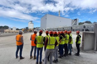 Visite d'un poste d'enrobé avec un groupe d'élèves pour expliquer le fonctionnement d'une installation