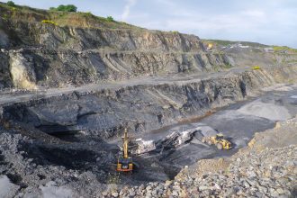 Pelleteuses au centre d'une carrière