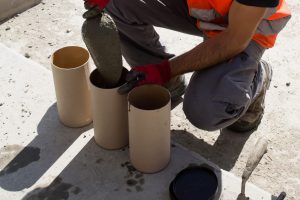 Préparation d'éprouvettes béton sur chantier